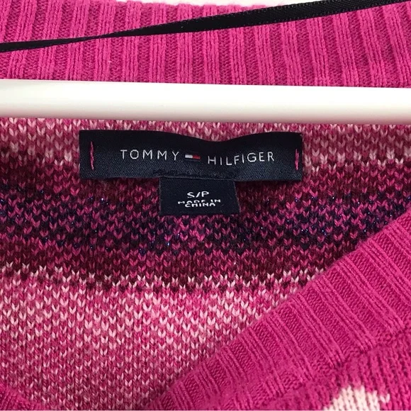 Tommy Hilfiger Pull-over Pink Sweater with Snowflakes - Picture 3 of 8
